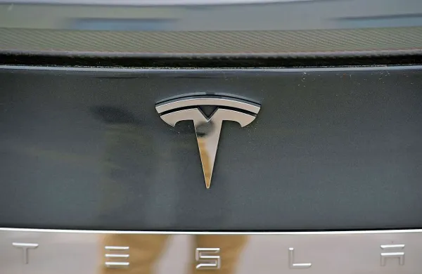 Ameriški proizvajalec električnih avtomobilov Tesla je v delavnice 
prostovoljno vpoklical 123.000 modelov S zaradi popravila servo 
krmiljenja.