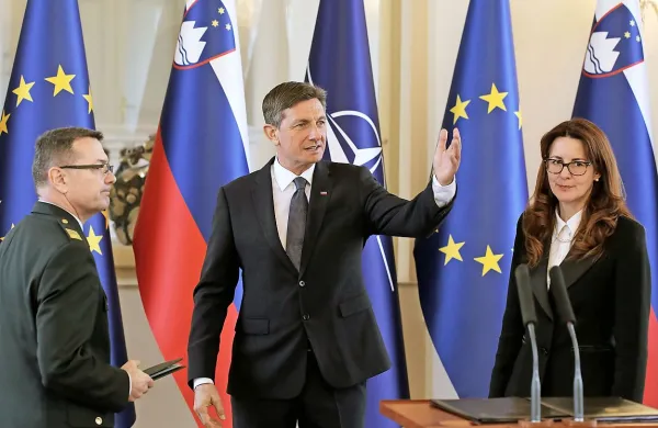 “Nujno je, da se vojaški poklic ponovno ovrednoti, tako glede 
statusa kot plačila,” je poudaril predsednik Borut Pahor. 