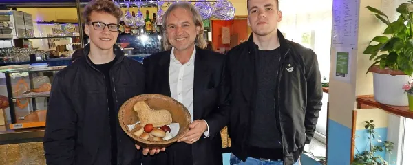 Alfred Štefančič (v sredini) drži v rokah jajca, ki so jih lani izbrali za trcanje, ob njih pa so nekatere  velikonočne dobrote. 

