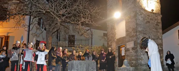 Dornberške žene (ob zvoniku) so ena od štirih vokalnih skupin, ki 
so s pesmijo zaokrožile dogodek. 