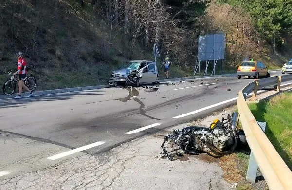 Poškodbe, ki jih je 22-letnik utrpel v nesreči, so bile tako hude, da 
je umrl na kraju nesreče.
