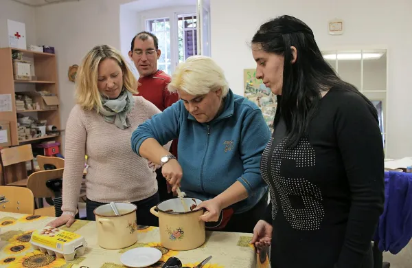 Uporabnike  Šentmara v Kopru smo ulovili med pripravljanjem 
kosila.