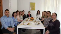 Udeleženci tečaja  slovenščine so si učenje  popestrili  z medkulturno delavnico in druženjem ob domačem pecivu.  