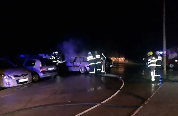 Gasilci so na praznični večer v Batujah gasili goreči vozili. 