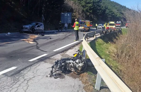 Mladi motorist je z motorjem BMW trčil v fiat punto, ki  je pravilno pripeljal iz nasprotne smeri.