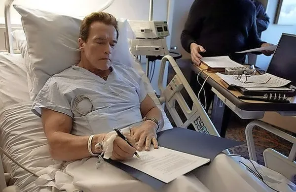 Arnold Schwarzenegger po operaciji dobro okreva. 