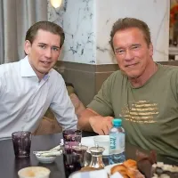 Sebastian Kurz (levo) pravi, da se veseli srečanja s Schwarzeneggerjem. 