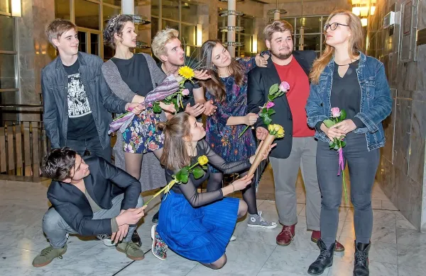 Po prvi uprizoritvi so se člani AMO poklonili Terezi Gregorič 
(desno), dramaturginji v SNG Nova Gorica in vodji AMO. 