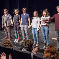 Jakob Šfiligoj, Tajda Lipicer,  Borut Petrović, Teodora Komlenić, 
Nejka Berce Čeligoj in  Jonathan Černe (z leve) so publiko navdušili 
predvsem s svojim humorjem.