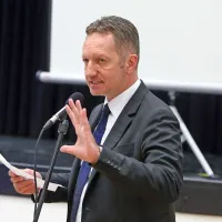 Župan Popovič pred krajani zagovarjal obnovo &scaron;ole