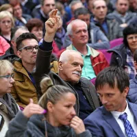 Župan Popovič pred krajani zagovarjal obnovo &scaron;ole