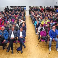 Župan Popovič pred krajani zagovarjal obnovo &scaron;ole