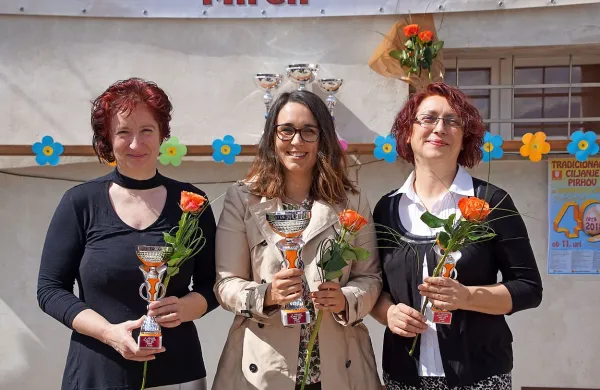 Ana Klančič (v sredini) je  pometla s konkurenco. Od prvih petih 
metov je kovanec ostal v jajcu kar trikrat, kar se je do sedaj zgodilo 
le enkrat.  