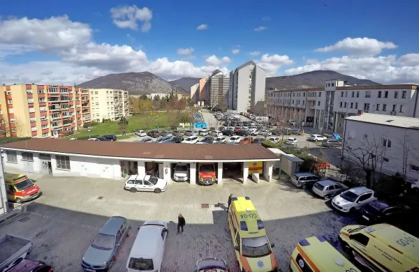 Tretje poslopje zdravstvenega kompleksa v Novi Gorici ne bo le 
rešilo prostorske stiske z ambulantami, ampak bo pod površjem 
zagotovilo več prostora za parkiranje.