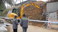  Za 39-letnega delavca je bila pred tremi leti usodna večja gmota 
zemljine, ki se je med izvajanjem del nanj usula z brežine. 