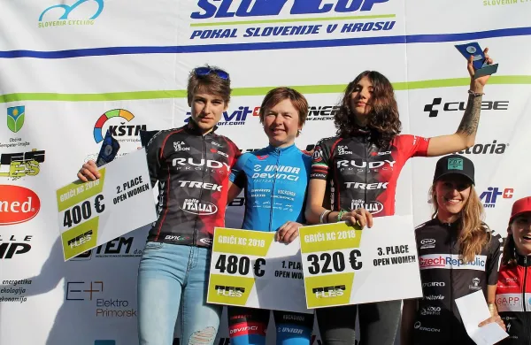  Najboljše na članski dirki deklet: srebrna Giorgia Marchet, zlata Primorka Tanja Žakelj in bronasta  
Marika Tovo. 

