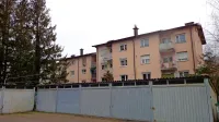 Ob blokih v Prešernovi ulici je 19 garaž, pet jih je občina včeraj prodajala na dražbi, dve je prodala.