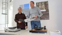 Tomaž Pegan (levo) in Davorin Furlan iz družbe Mag-Lev Audio 
pred  lebdečima gramofonoma. 