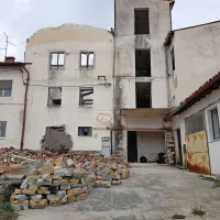 Prostor na desni strani, kjer je bilo nekoč skladišče, bi rad Hajdin 
preuredil v manjšo večnamensko dvorano.