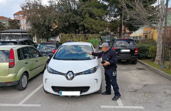 Če bo uporabnik v osmih dneh poravnal 16 evrov posebne 
parkirnine, se bo izognil prekrškovnemu postopku.