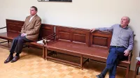 Tudi razdalja na klopi, na katero sta se usedla, je pričala o tem, 
kako se imata Senožejca rada.