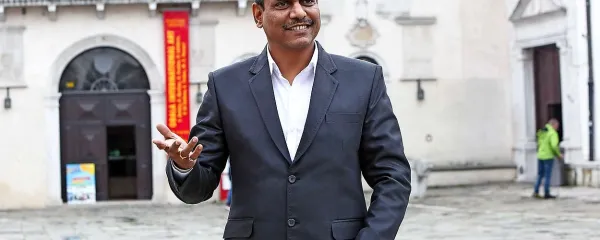 Profesor Anand Kalaskar se bo na javnih predavanjih posvetil 
predstavljanju ajurvede in odgovorom, ki jih ta lahko ponudi 
zahodnjaškemu človeku.  