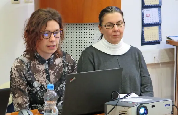 Maja Šinigoj (levo) iz podjetja Locus in Andrejina Nardin iz 
komenske občine sta predstavili nov občinski prostorski načrt.