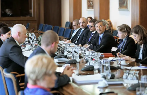 Odbor za zunanji politiko danes ni bil sklepčen. Od skupno 17 
članov odbora jih je bilo prisotnih le sedem, dva premalo. 