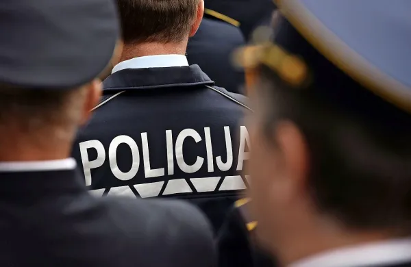Nocoj bo dobrodelni koncert Orkestra slovenske Policije, na 
katerem bodo zbirali dobrodelne prispevke za pomoč družini

policista v stiski.