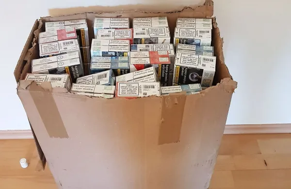 Z bencinske črpalke v Luciji je 41-letnik v noči na sredo odnesel za 
1781 evrov cigaret.