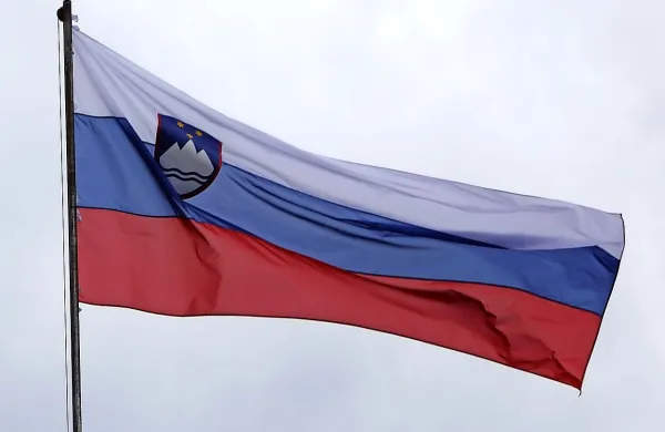 Zdajšnjo slovensko zastavo in grb je slovenska skupščina razglasila 24. junija 1991 s sprejemom dopolnila k ustavi takratne 
Socialistične republike Slovenije iz leta 1974.