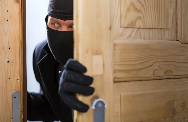 V Kobaridu je lastnik hiše pregnal vlomilca, ki so ga za tem izsledili 
policisti.