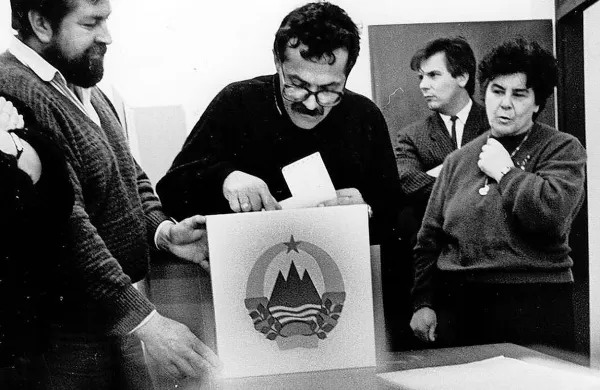 Na današnji dan pred 28 leti so v Sloveniji potekale prve 
demokratične volitve po drugi svetovni vojni.