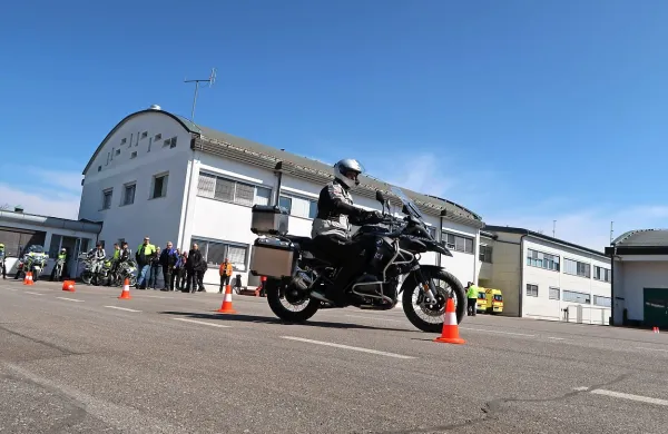 V avtocestni bazi so brneli motorji