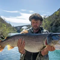 Soška postrv, ki jo je včeraj ujel član Ribiške družine Soča Nova 
Gorica Robert Prando, je v dolžino merila 103 centimetre, tehtala 
pa je 12,5 kilograma.