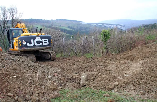 Delavca sta stala v približno štiri metre globokem jarku, ko je 
nenadoma popustila laporna stena jarka in ju je zemlja v hipu 
zasula.