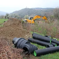 54-letni in 24-letni  delavec sta v jarku ročno pripravljala ležišče za 
plastičen jašek. 