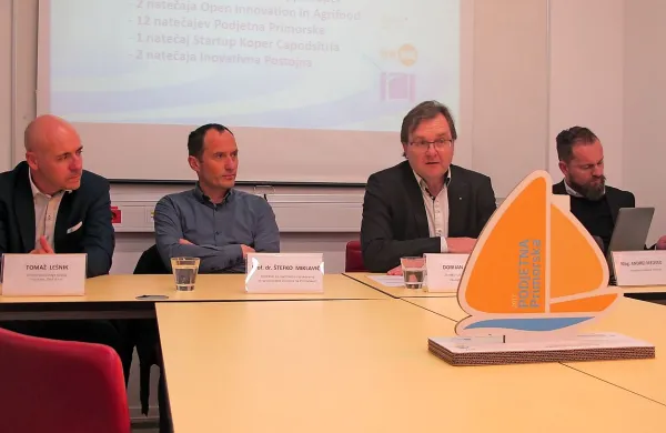 Letošnjo 12. izvedbo natečaja Podjetna Primorska so predstavili (z 
leve) Tomaž Lešnik iz sponzorskega podjetja Dinit, prorektor UP za 
znanstveno-raziskovalno in razvojno delo Štefko Miklavič ter 
Dorijan Maršič in Andrej Medved z IUP. 