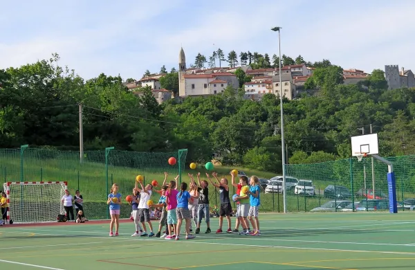 Šole nimajo dovolj telovadnic za novi program, zato gredo šolarji 
lahko v naravo, imajo dejavnosti na igrišču ...