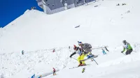 Filip Flisar (v ospredju)  je z visokimi skoki prehiteval skupino 125 
drvečih smučarjev.