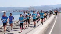 Maratonci so tekli tudi tik ob morju.
