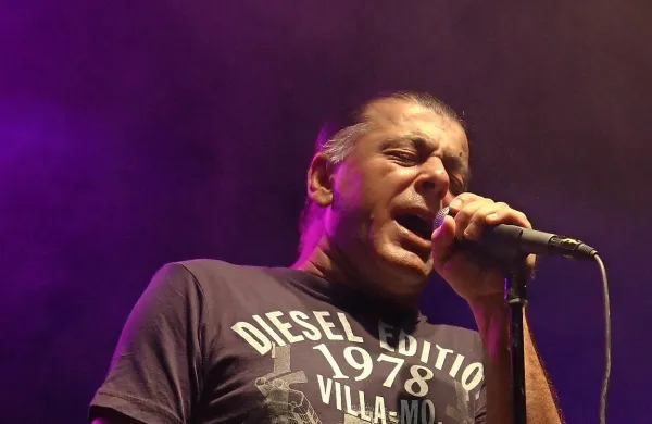 Pevec Parnega valjka, 62-letni Aki Rahimovski je doživel blažjo 
možgansko kap. 