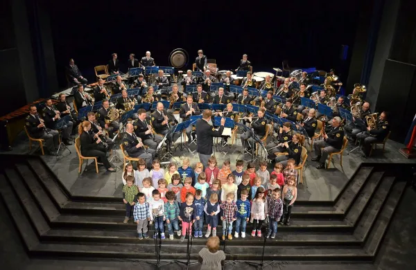 Posebno noto  je koncertu dodal skupen nastop policijskega  
orkestra in otroškega pevskega zbora iz bovškega vrtca.