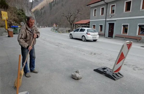 Bojan Pervanje namesto cestarjev vsak dan pometa pred hišo, da 
se  ne bi “zadušili” v prahu.
