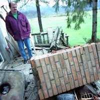 V Bovcu so dimniki padali s streh.