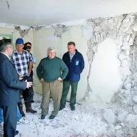 Prizadete kraje v potresu si je čez nekaj dni ogledal tudi tedanji 
predsednik države MIlan Kučan.