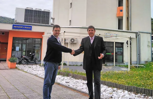 Direktor Študentskih domov Univerze na Primorskem Viljem 
Tisnikar  (levo) in direktor družbe LK Pristan d. o. o Darko Grgič  ob 
predaji ključev. 

