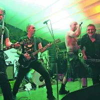 Utrinek z lanskoletnega koncerta skupine Goblin na terasi Hangar 
bara.
