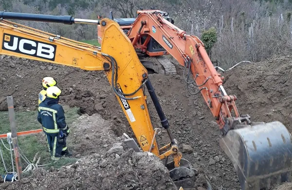 Z bagersko žlico so zavarovali del trupla pokojnika, ki je bilo na 
prostem,  z drugim bagerjem pa so ob njem izkopali približno 20 
kubičnih metrov materiala.