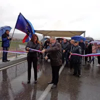 V dežju sta trak na novem mostu prerezaa ministrica za obrambo 
Andreja Katič in ilirskobistriški župan Emil Rojc. 